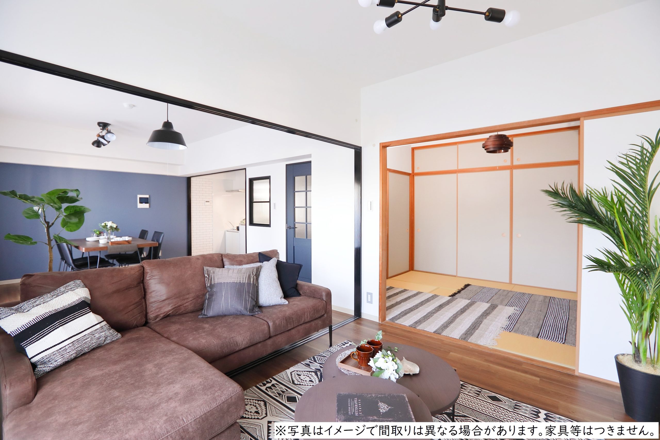 駅徒歩1分の生活で日々の暮らしにゆとりをもたらします(リビングイメージ)