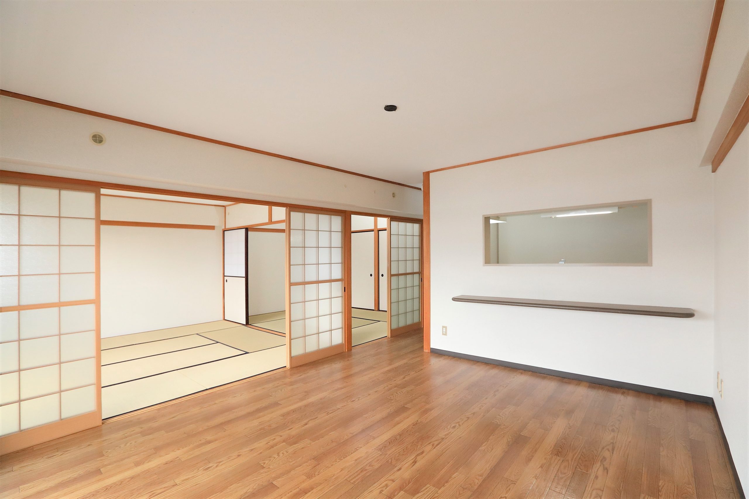 リビングダイニングから和室