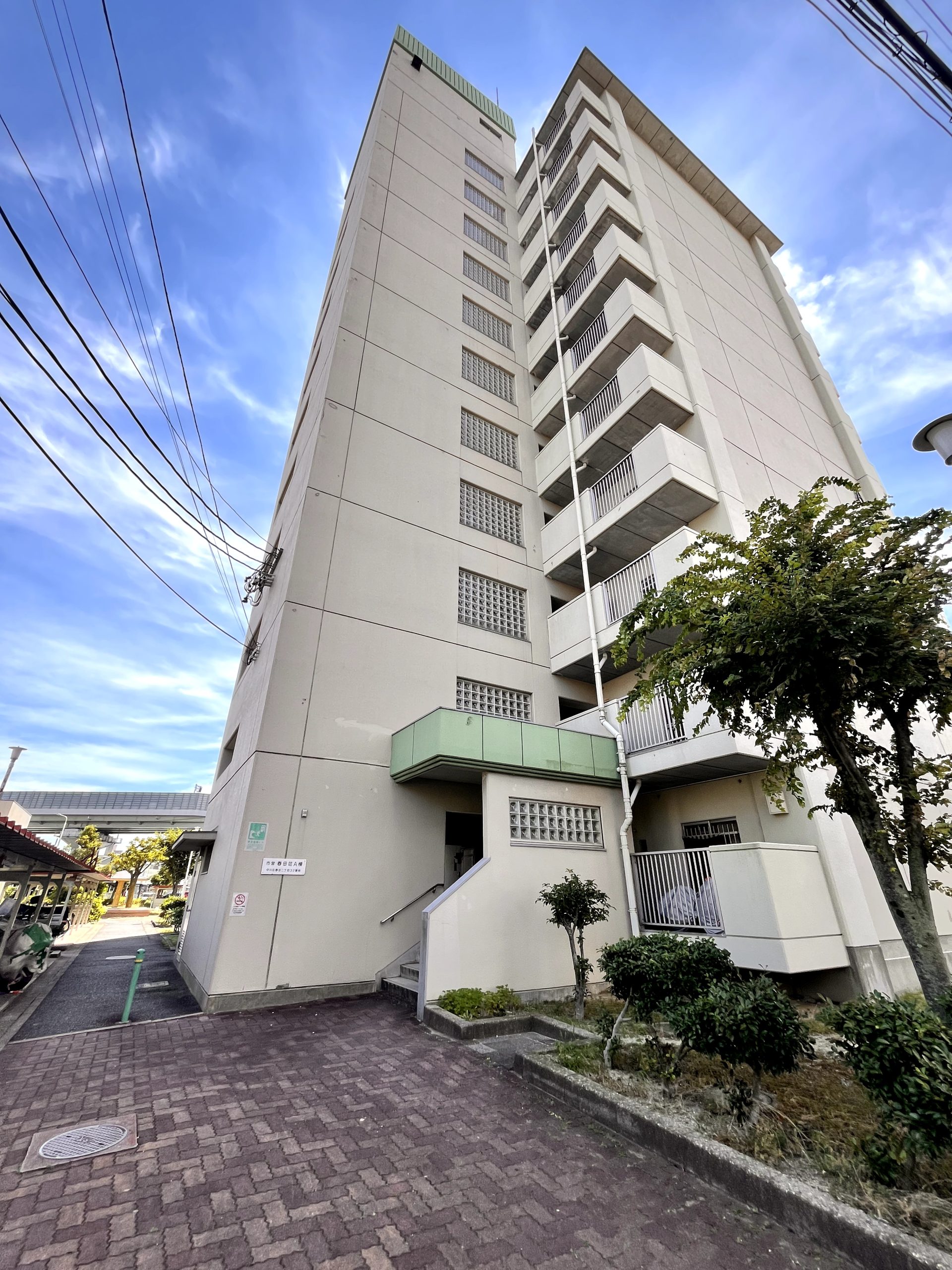 建物西側からの外観です